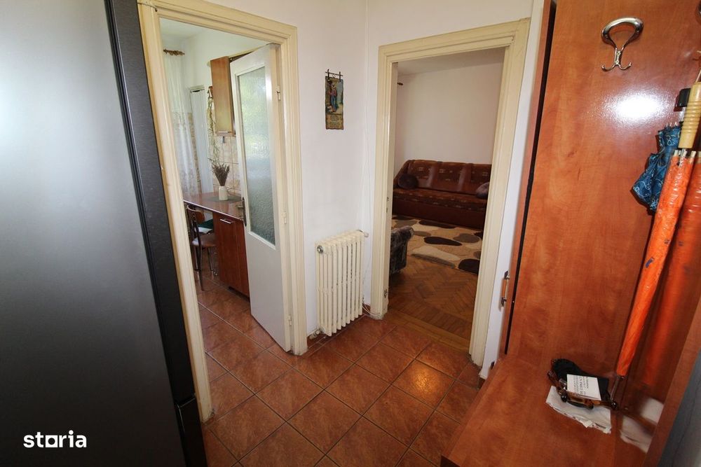 Vând apartament 2 camere în Hunedoara, zona Micro2-OMW, etaj 1...