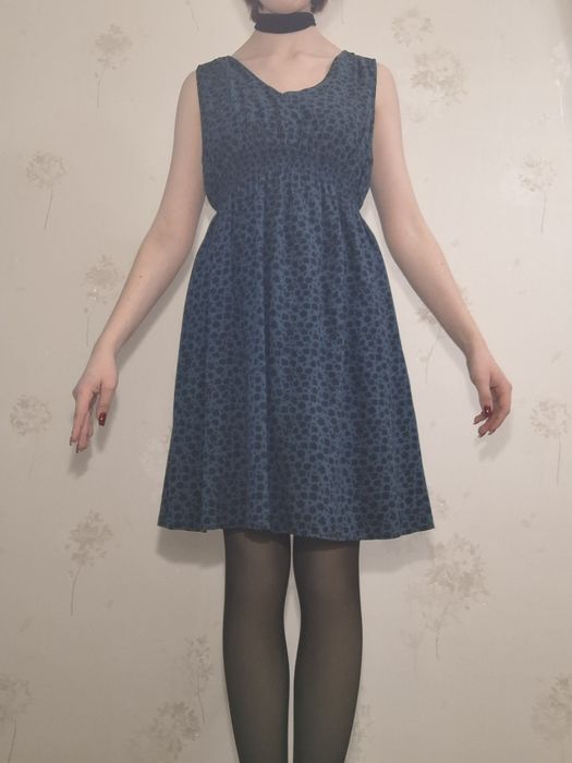 Зелёное платье с цветочным принятом, б/у