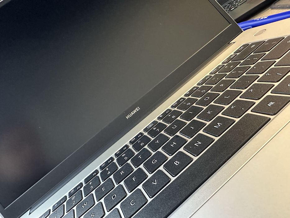 Лаптоп Huawei matebook