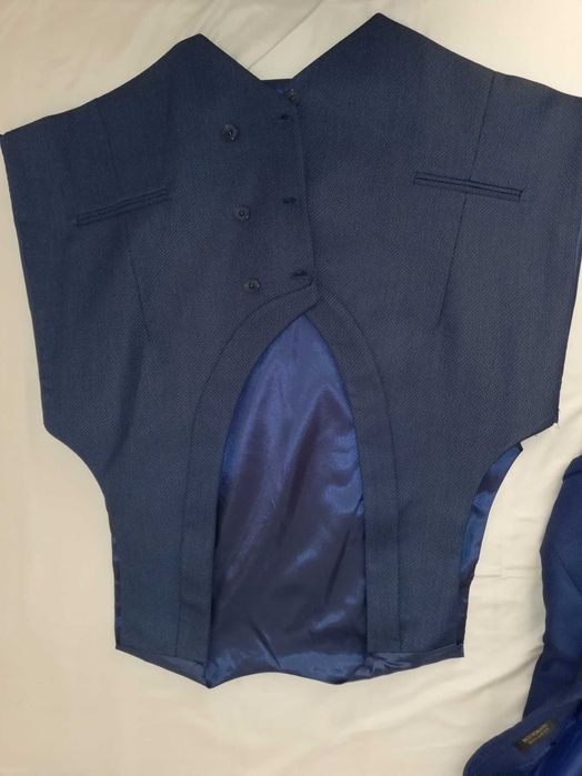 XL. Елегантен мъжки, тъмно син костюм с елек и риза