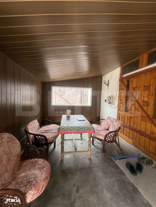 Casa spatioasa, 294 mp, 1.692 mp teren, garaj, terasa si gradina – V