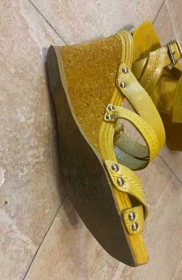 Жълти чехли с дървена подметка