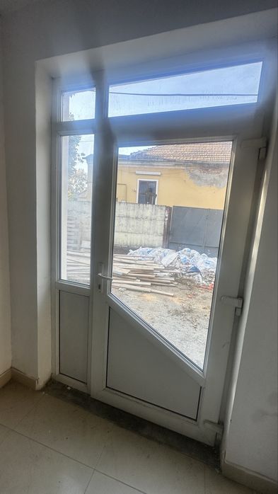 Vand Geamuri, uși, in stare foarte buna, le scoatem toate pentru ca renovam si punem lemn stratificat! Pt cei interresati 0749529086! Pret fosrte bun!