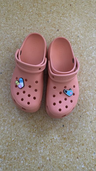 Crocs sabot clasic cu platforma papaya