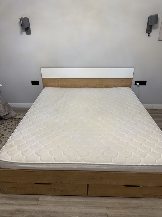 продается кровать с матрасом