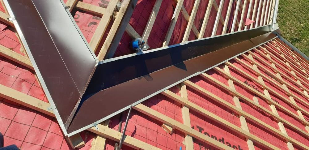 Executăm acoperișuri montaj tigla metalică dulgherie reparați acoperis