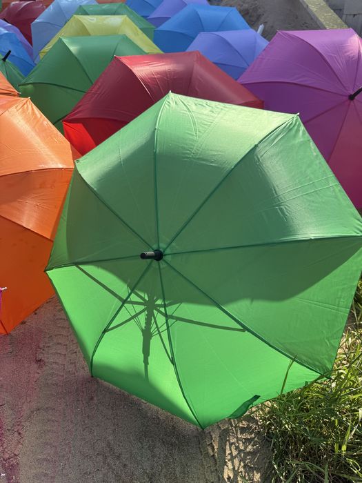 Зонты ярких цветов