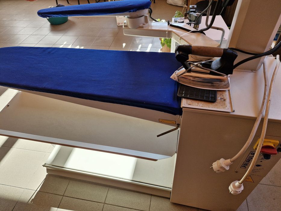 Vând masă de călcat profesională cu mânecar !