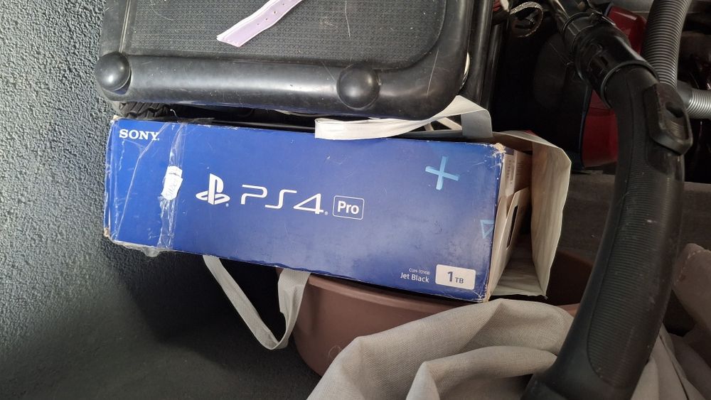 PlayStation 4 PRO 1TB 2 joystick