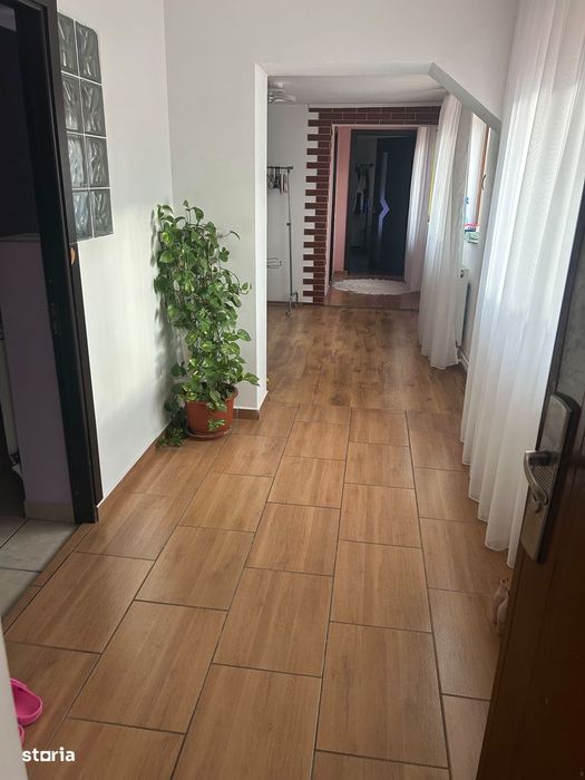Casă cu 4 camere, curte și acces asfaltat