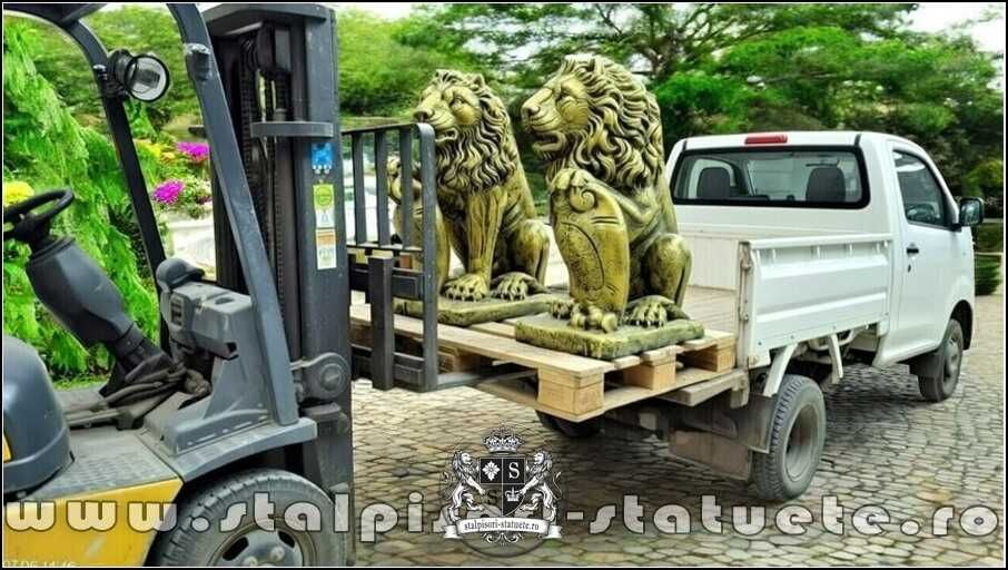 Statuete mari, din beton, pentru curte și grădină.