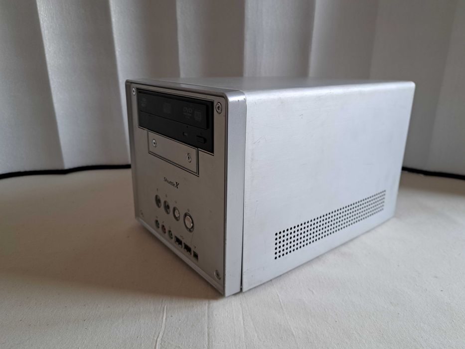 Ретро компютър Shuttle SB61G2.