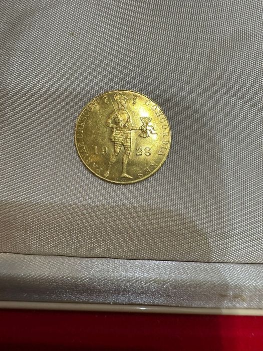 Златна монета 21,6 карата.