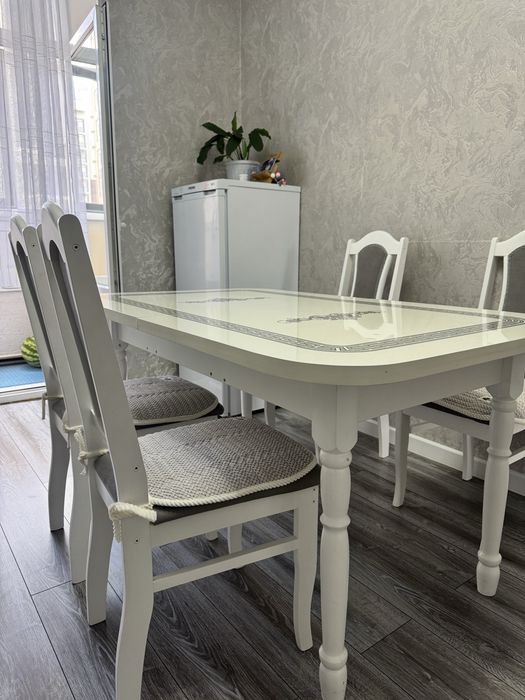 Продам очень красивый устройчивый стол вместе со стульями!
