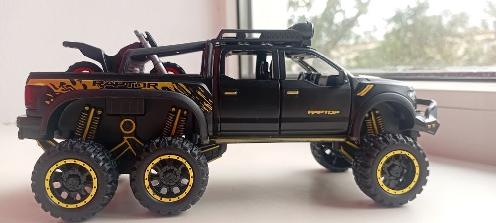 Ford Raptor 6×6 — металлическая модель с мотоциклом