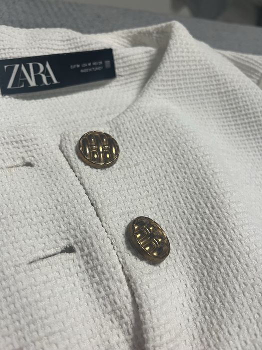 Бял комплект-сако и пола-панталонки