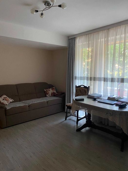 Inchiriez apartament cu 3 camere