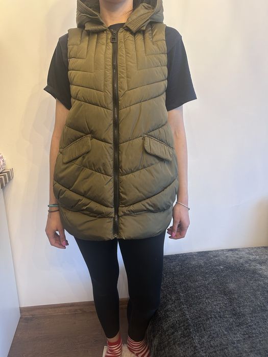 Елек цвят каки с емблема