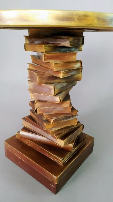 Стол. Столик декоративный из книг.