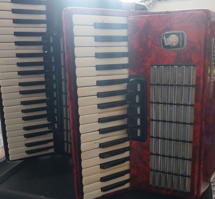 Vând acordeon Welmister stella 80 basi.