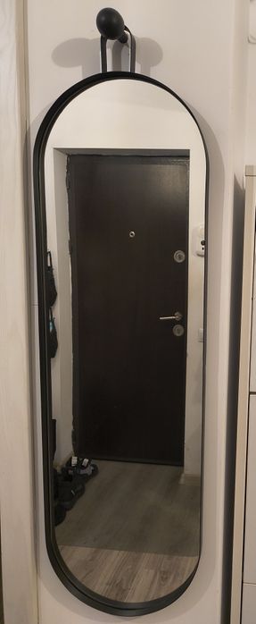 Oglinda cu rama metalica neagra