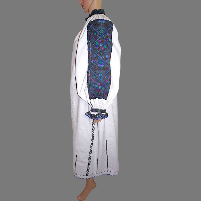 Ie traditionala veche din Padureni masura S-M