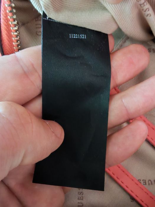 Geantă Guess crossbody roz/corai matlasată