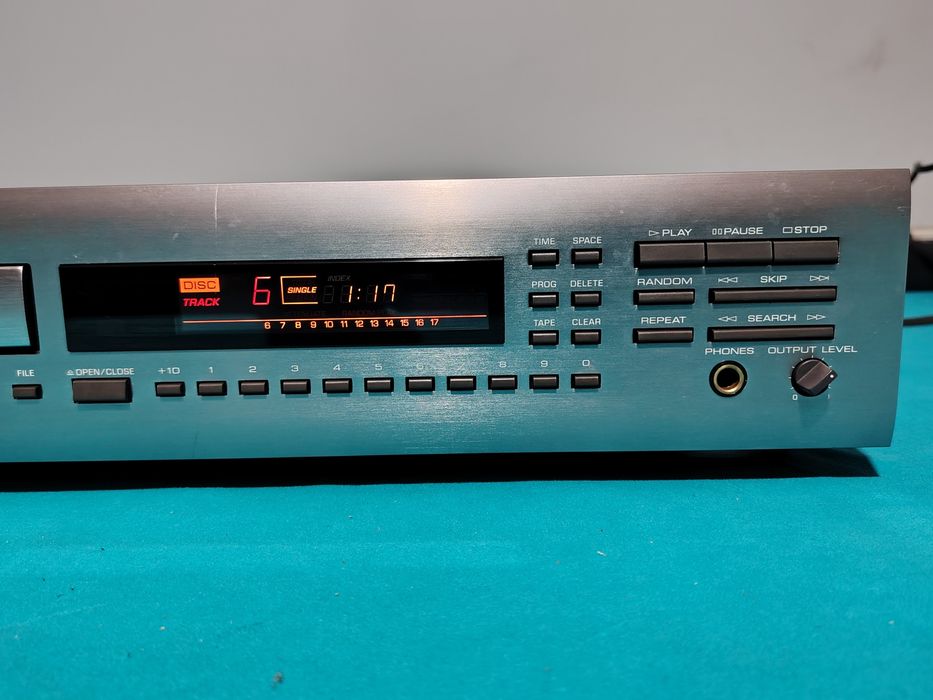 YAMAHA CDX  750E Natural Sound Compact Disc Player