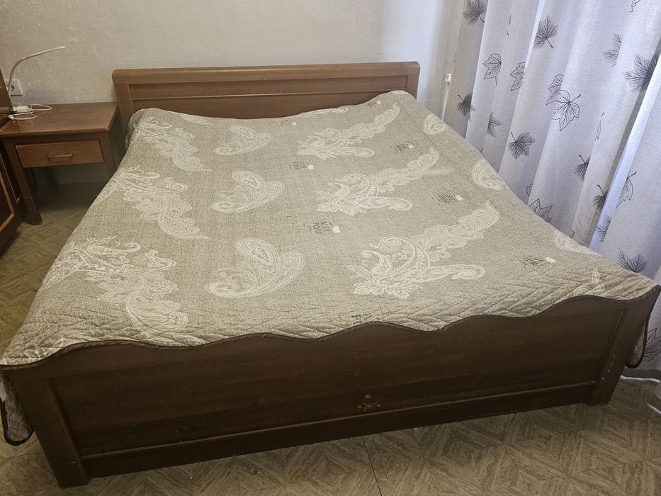 Кровать бесплатно двуспальная в хорошем состоянии с матрасом