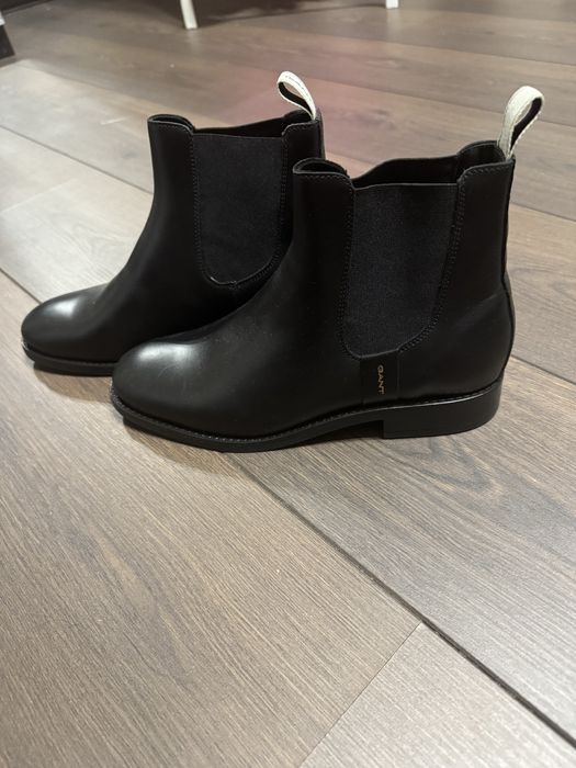 Haine, încălțăminte Gant, Condur