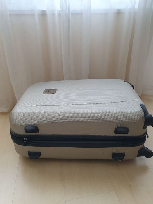 Куфар  с 4 колела