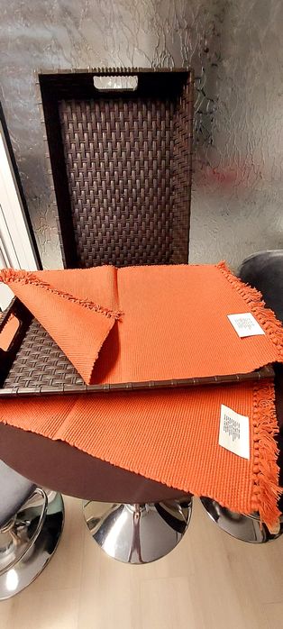 Fețe rotunde elastice pentru masă, tăvi ratan și șervete