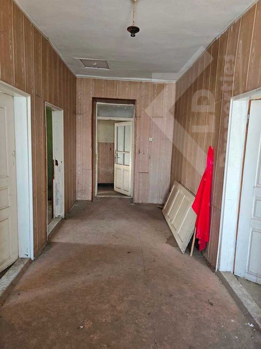 Двуетажна къща в центъра на гр.Вълчи дол