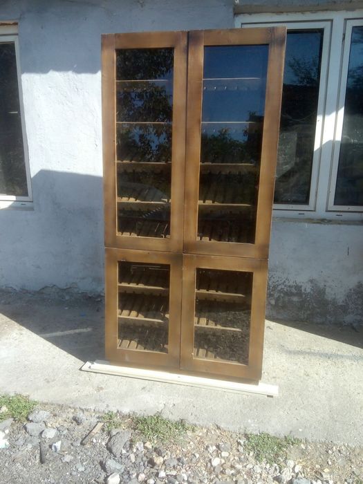 Шкаф-витрина с вратички със стъкло
