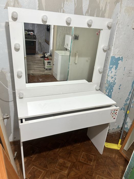 туалетный () стол