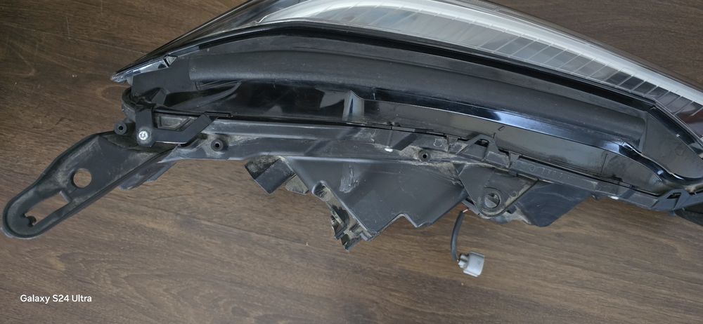 Far stanga Lexus Ux