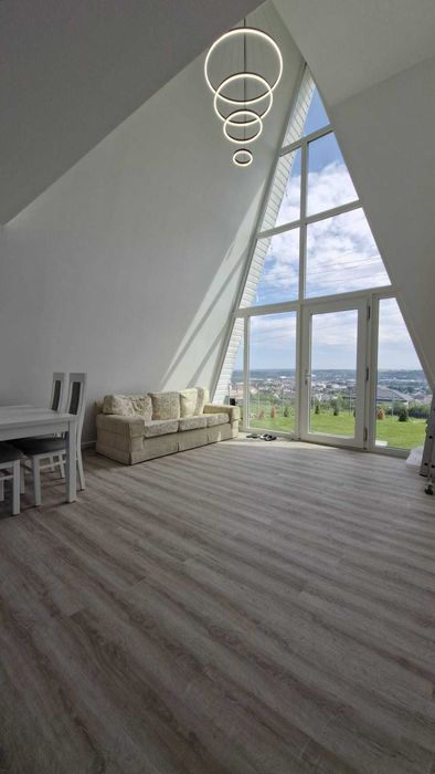 Casă tip duplex în stil A-Frame | Vedere panoramică spre Suceava