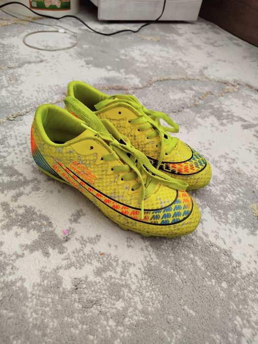 Продаю бутсы раз 35 Nike для подростка одевал всего один раз.