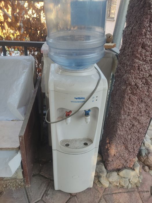 Кулер для питьевой воды.