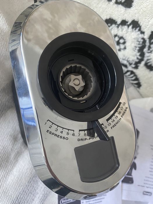 Delonghi кофемолка KG 521.M