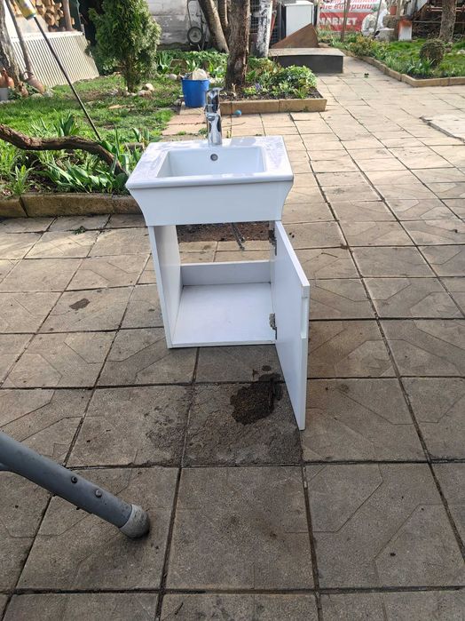 Шкафче за баня в комплект със смесител