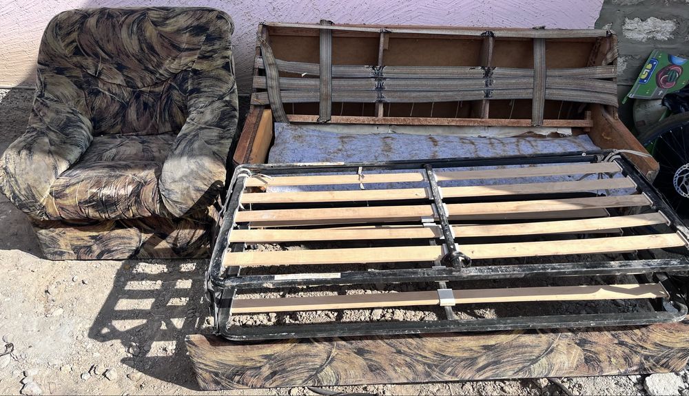 Продам диван на реставрацию