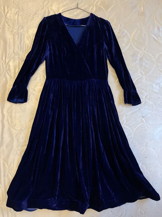 Бархат көйлек сатылады.