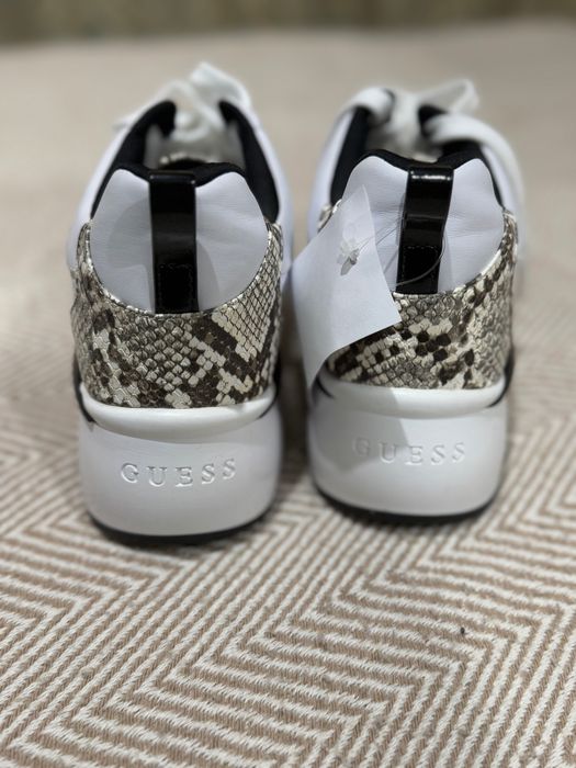 Маратонки на GUESS