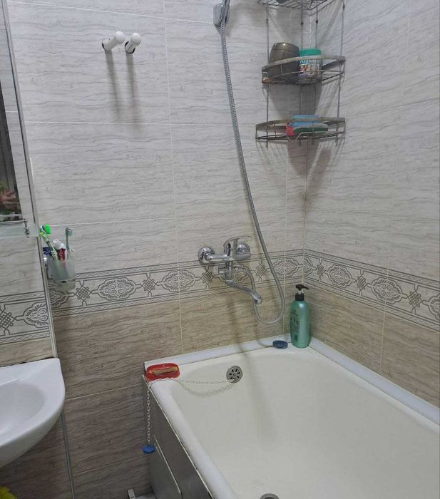 Медгородок 4 хона квартира сотилади!Балкон 2*6м.