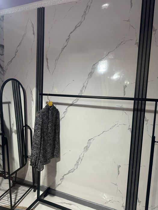 Продам зеркало и напольная вешалка