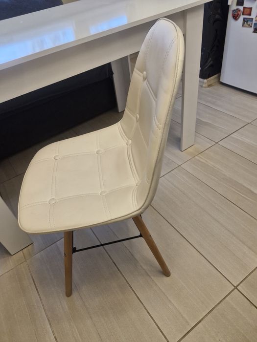 Трапезата стол.Бяла изкуствена кожа