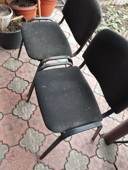 Стулья офисные два