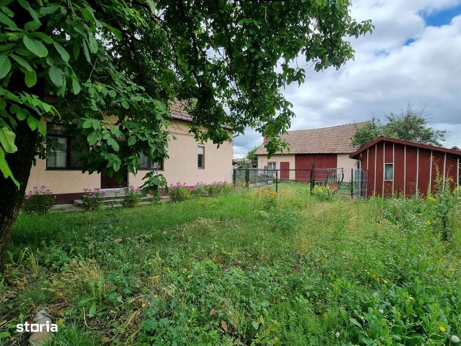 Teren generos 1411 mp cu casa veche si utilitati, zona centrala