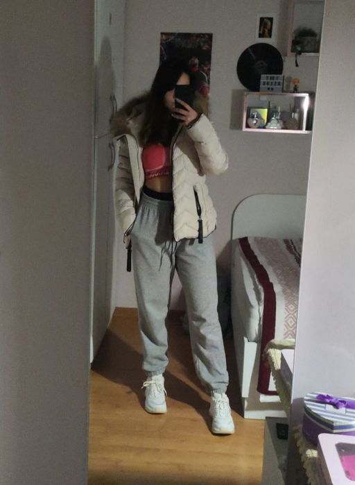 Дамско яке в цвят шампанско с естествен пух на качулката